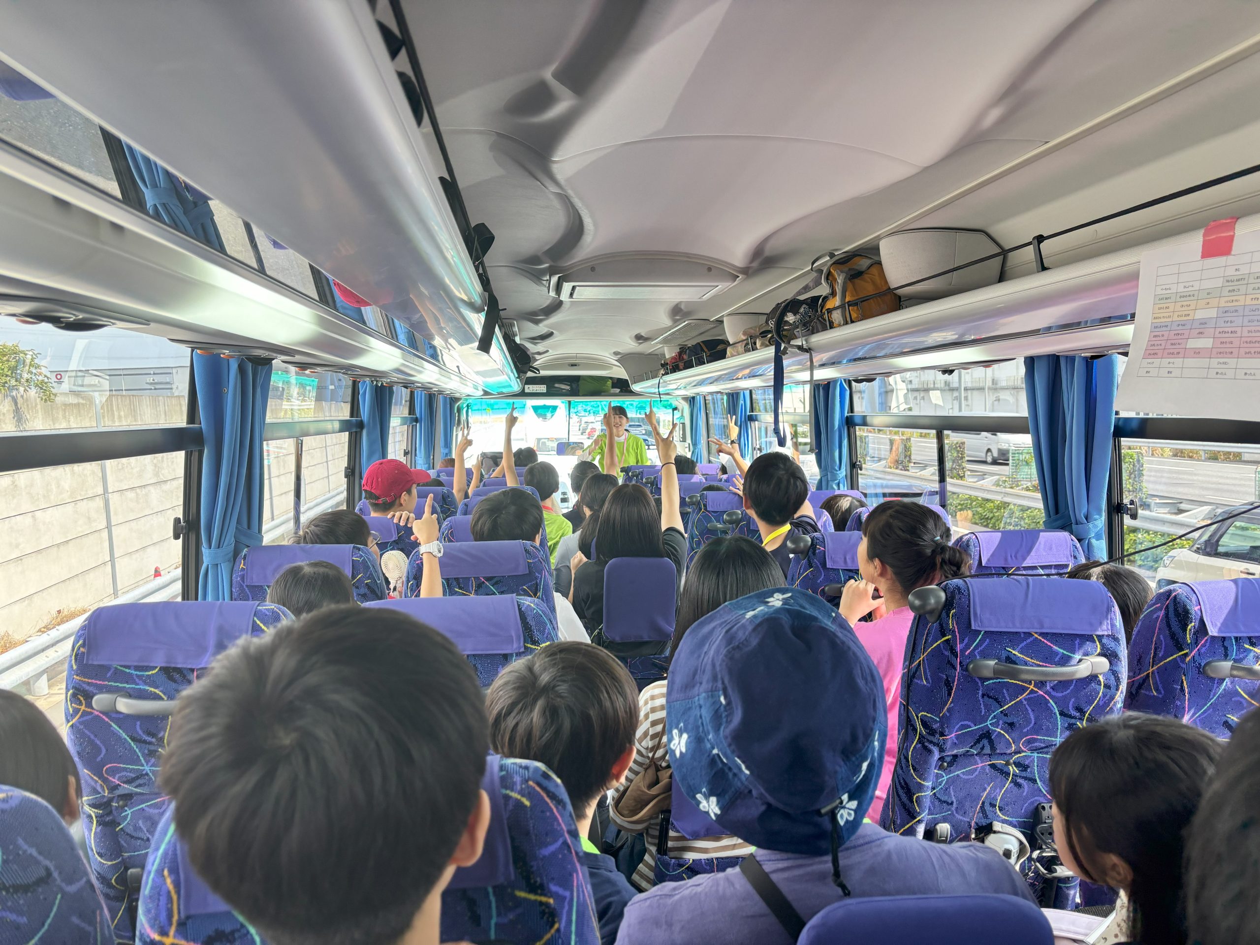 キャンプ写真2バスの中の様子